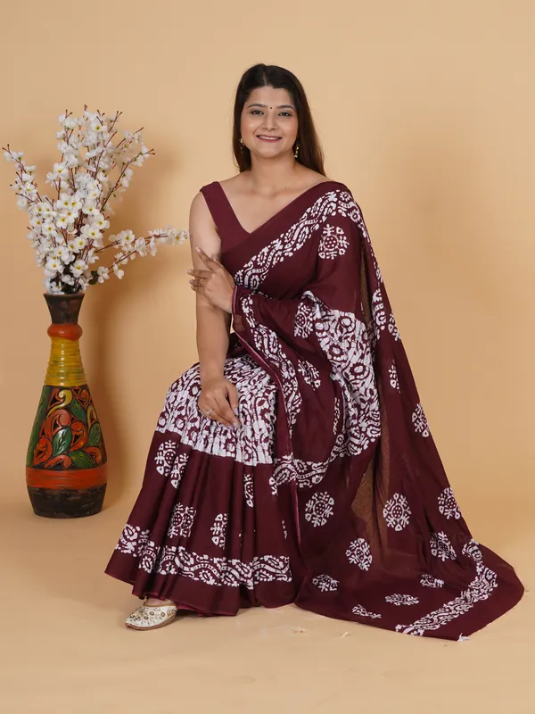 Elegant_Maroon_Floral_Printed_Softspun_Saree_for_Women