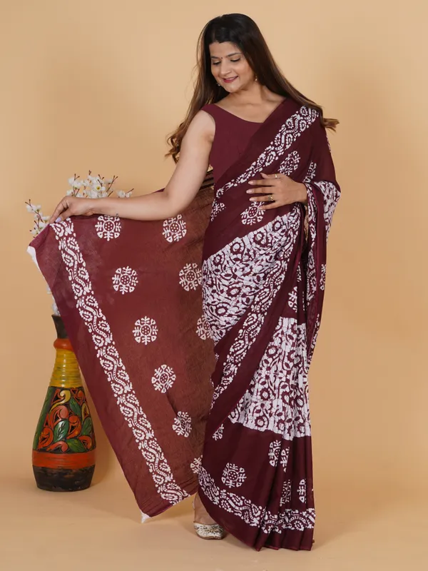 Elegant_Maroon_Floral_Printed_Softspun_Saree_for_Women