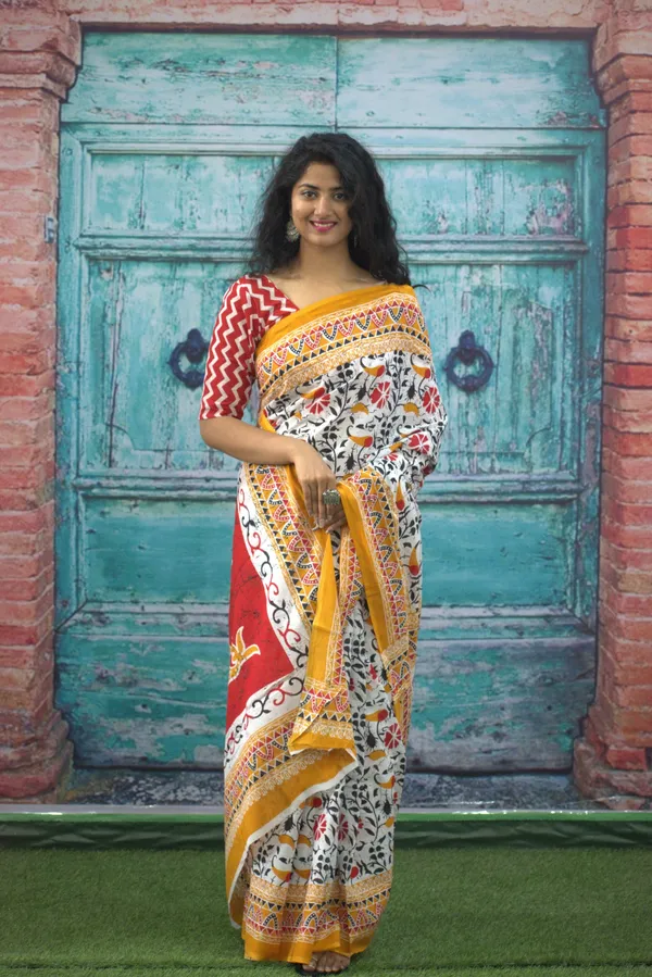 Elegant_Mulmul_Cotton_Saree_with_Floral_&_Ethnic_Border_Print_|_Designer_Pallu
