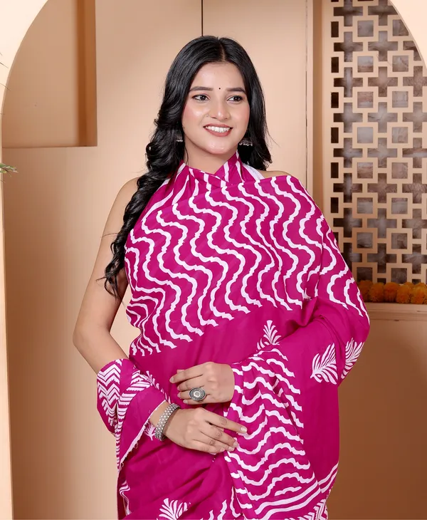 Elegant_Pink_Wave_Print_Saree_with_Designer_Pallu