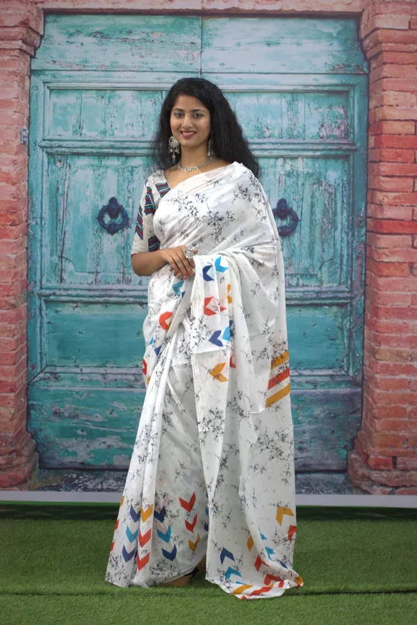 Elegant_White_Abstract_Arrow_Printed_Mulmul_Cotton_Saree