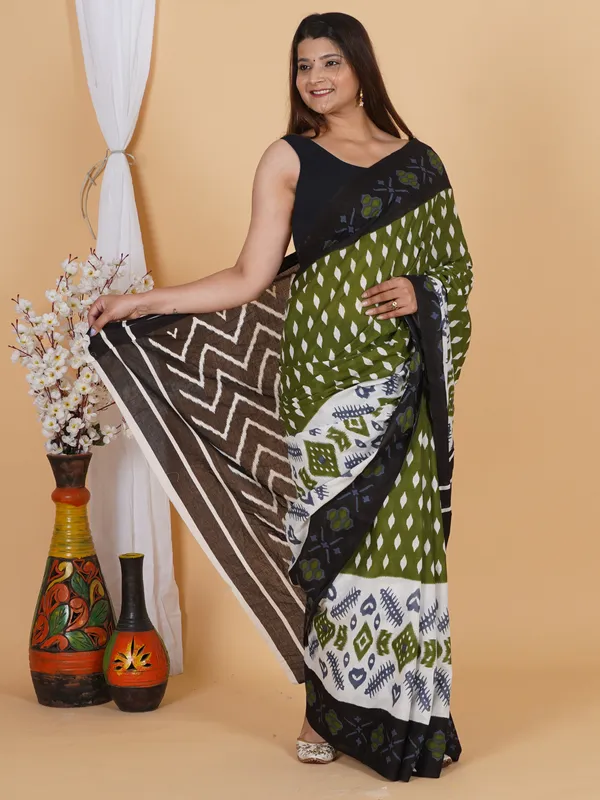 Green_&_Black_Ikat_Style_Printed_Cotton_Saree_with_Contrast_Pallu