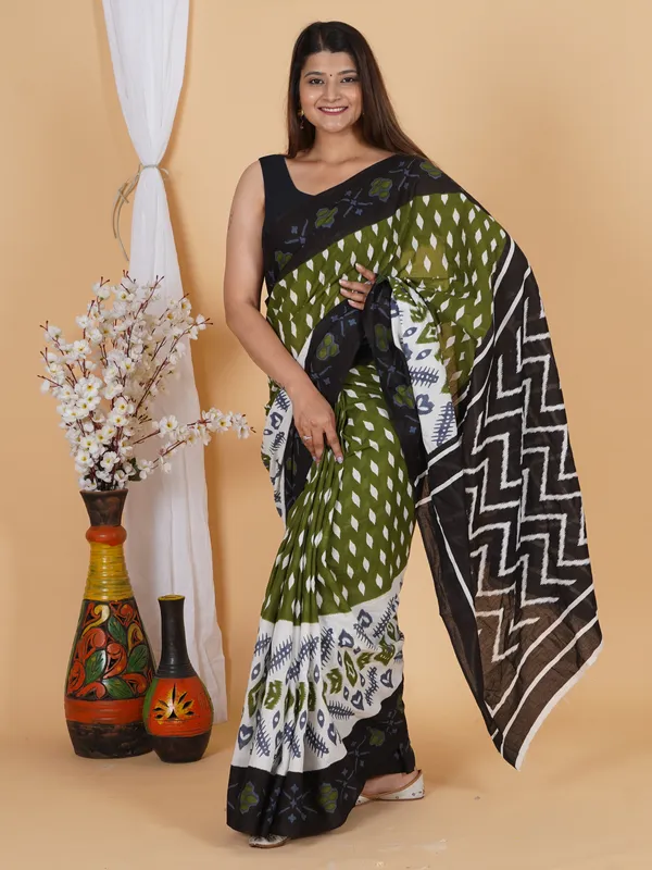 Green_&_Black_Ikat_Style_Printed_Cotton_Saree_with_Contrast_Pallu