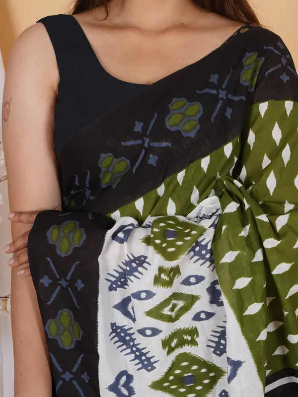 Green_&_Black_Ikat_Style_Printed_Cotton_Saree_with_Contrast_Pallu