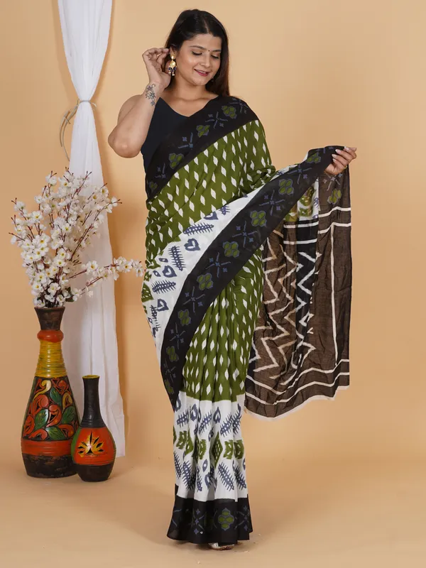 Green_&_Black_Ikat_Style_Printed_Cotton_Saree_with_Contrast_Pallu