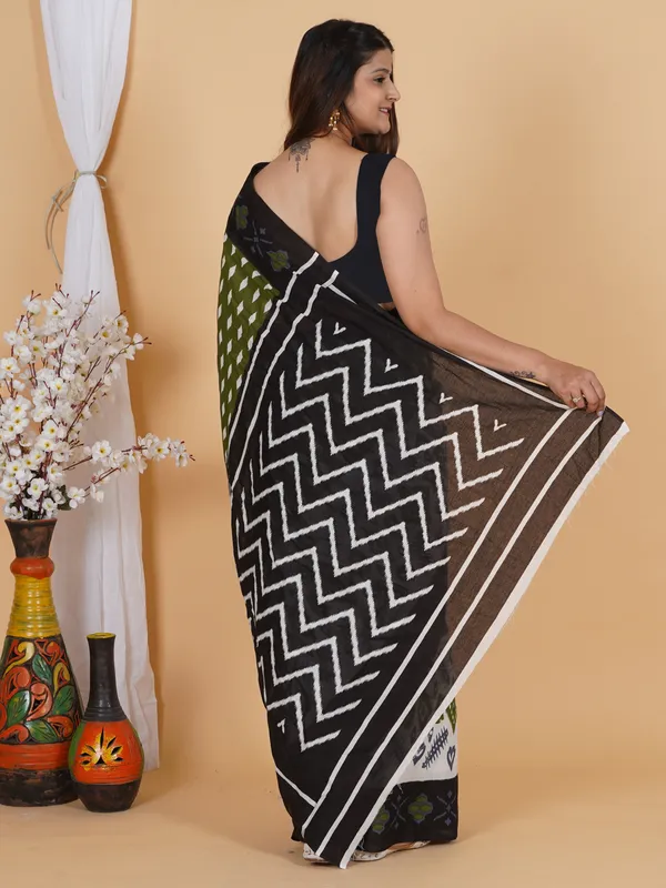 Green_&_Black_Ikat_Style_Printed_Cotton_Saree_with_Contrast_Pallu