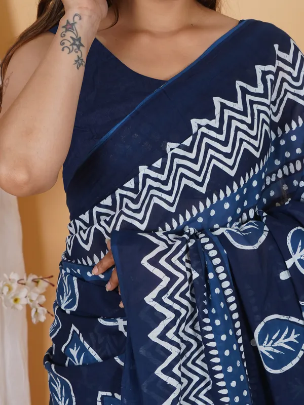 Indigo_Blue_Leaf_Print_Soft_Cotton_Saree_With_Blouse_Piece