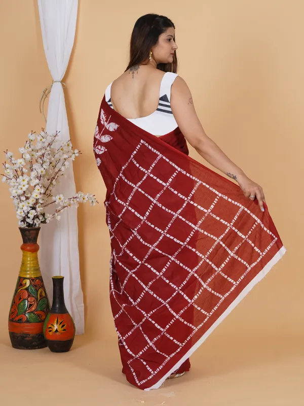 Maroon_Cotton_Bandhani_Style_Printed_Saree_with_White_Paisley_Design