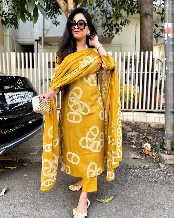 Trending_Anjuma_Yellow_Printed_Vescos_Dress_|_Kurti_Pant_Set_3_PCS