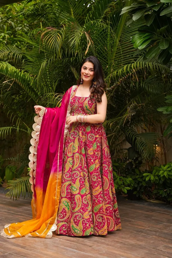 Pink_Organza_Premium_&_Fancy_Design_Anarkali_Set_For_Women