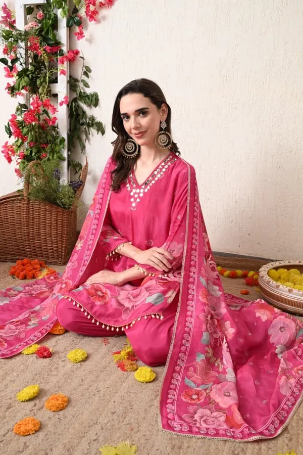 Pink_Crepe_Premium_&_Fancy_Design_Suit_Set_For_Women