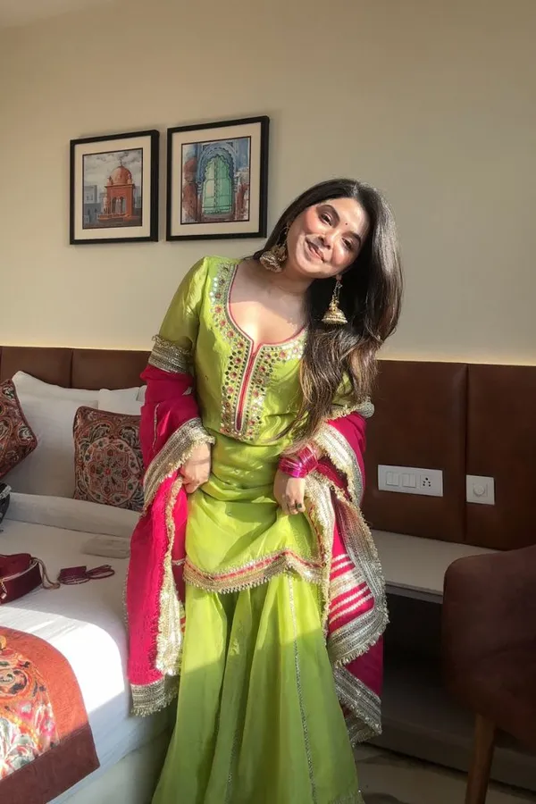 Green_And_Pink_Blooming_Premium_&_Fancy_Design_Sharara_Set_For_Women
