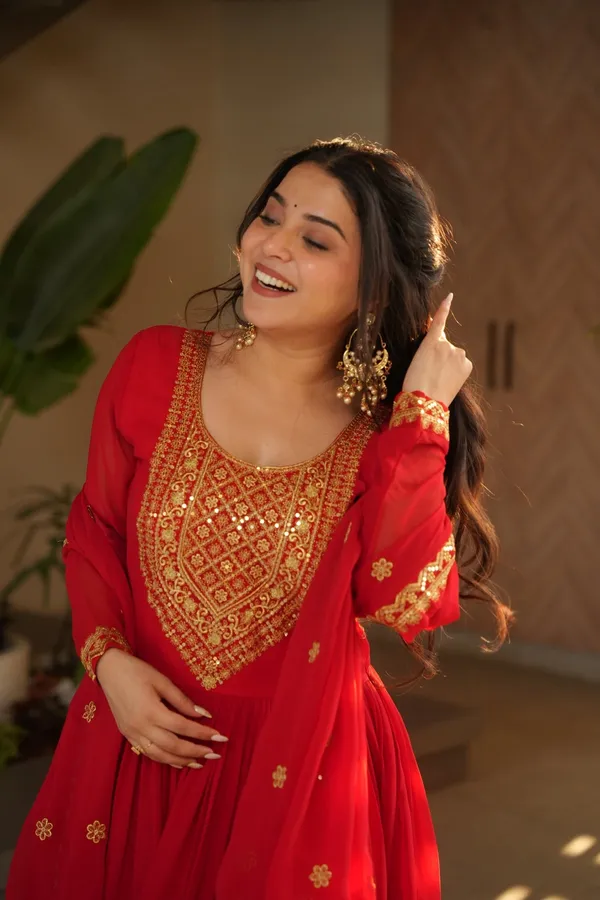 Red_Blooming_Premium_&_Fancy_Design_Anarkali_Set_For_Women
