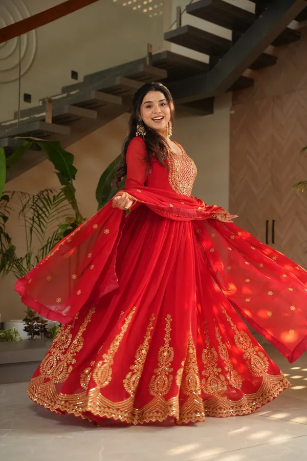 Red_Blooming_Premium_&_Fancy_Design_Anarkali_Set_For_Women