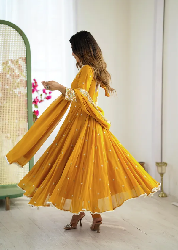 Yellow_Blooming_Premium_&_Fancy_Design_Anarkali_Set_For_Women