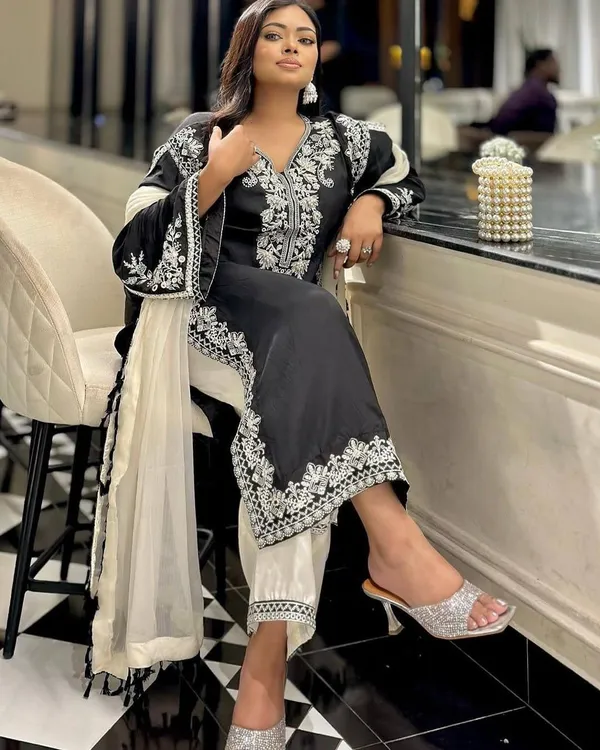 Black_Chinon_Premium_&_Fancy_Design_Kurti_Set_For_Women