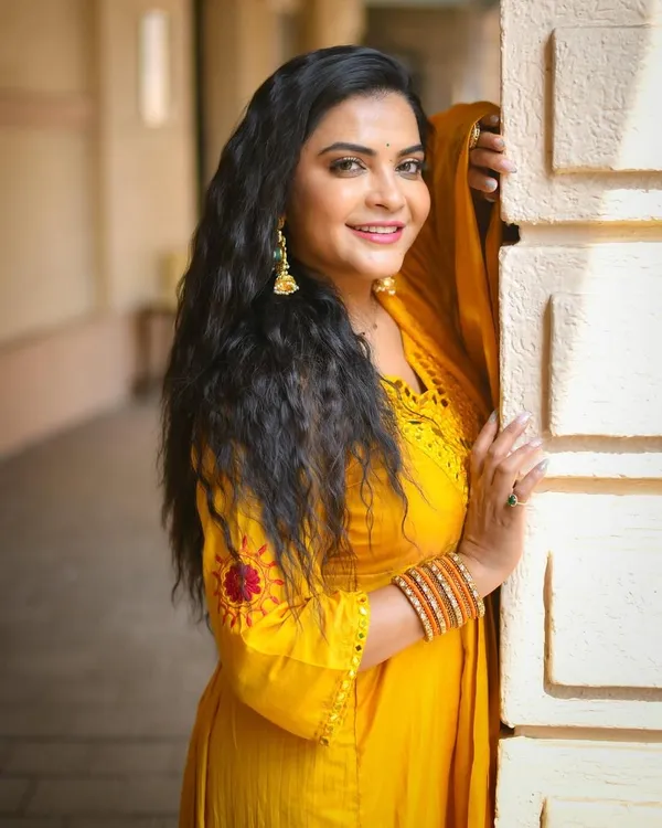 Yellow_Pure_Vichitra_Premium_&_Fancy_Design_Kurti_Set_For_Women