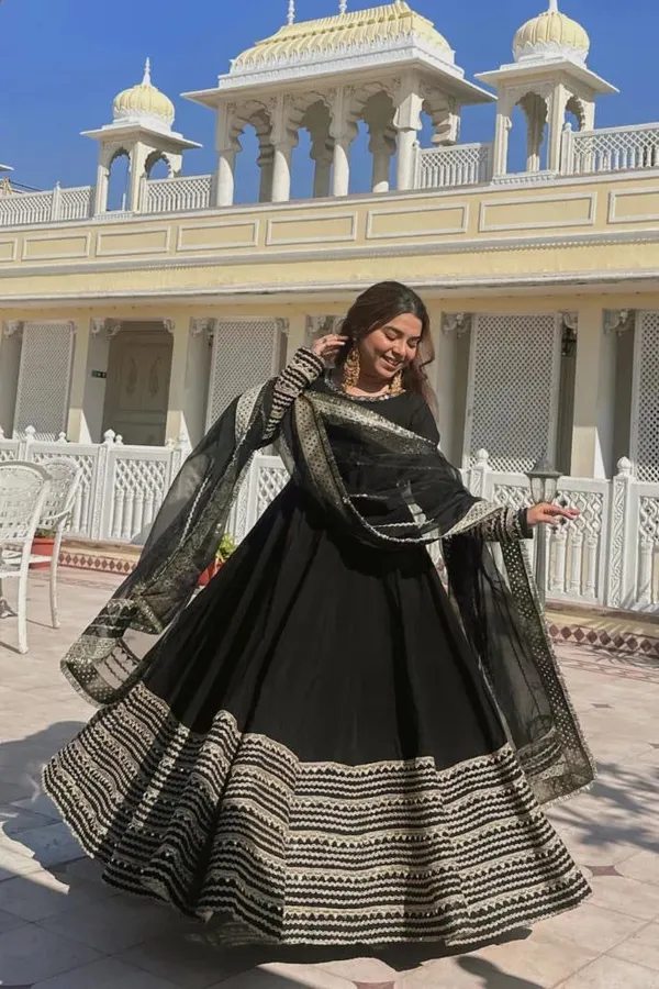 Black_Cotton_Premium_&_Fancy_Design_Anarkali_Set_For_Women