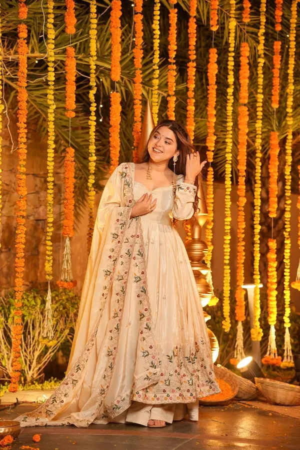 Off_White_Organza_Premium_&_Fancy_Design_Anarkali_Set_For_Women