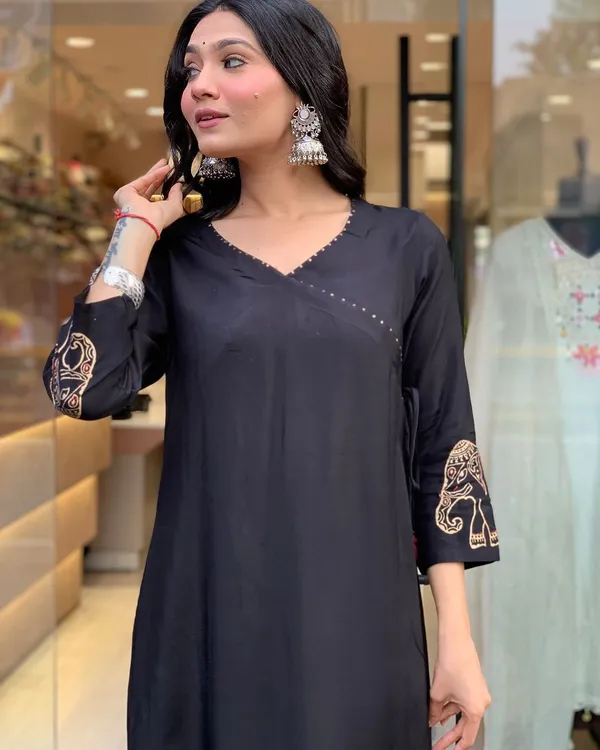 Black_Heavy_Premium_Muslin_Fabric_Premium_&_Fancy_Design_Kurti_Set_For_Women