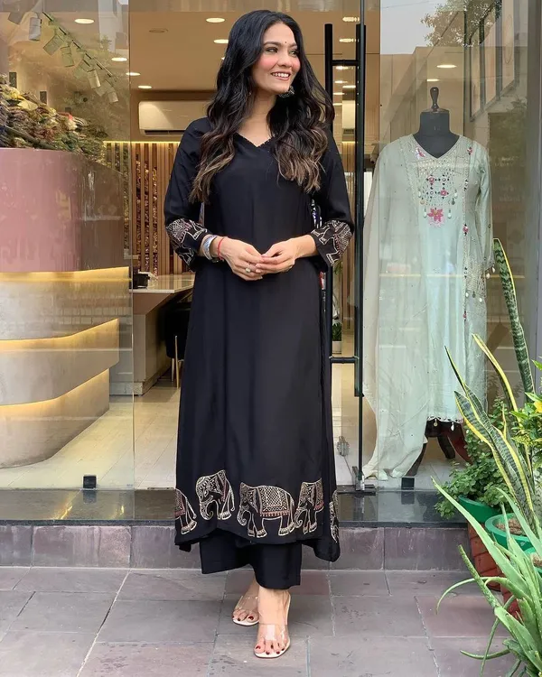 Black_Heavy_Premium_Muslin_Fabric_Premium_&_Fancy_Design_Kurti_Set_For_Women