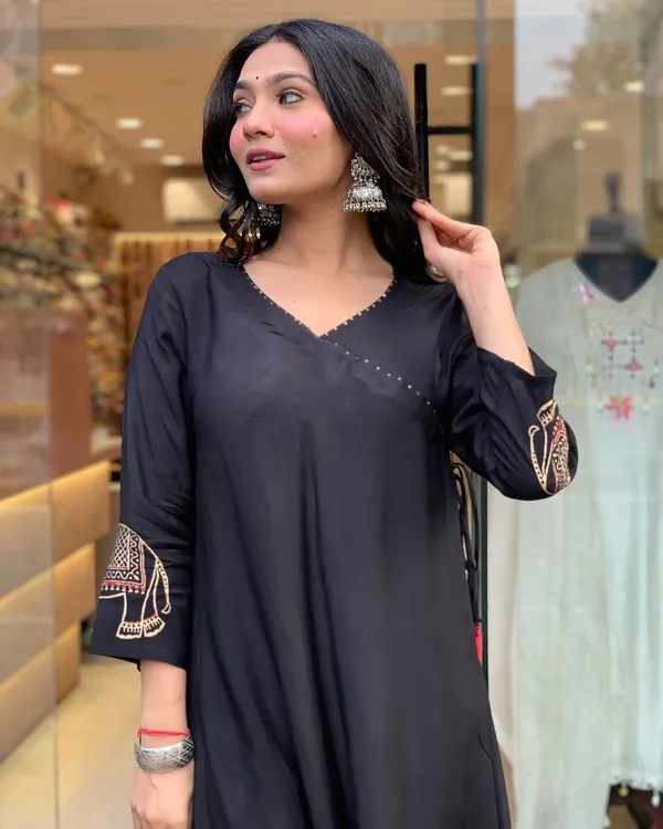 Black_Heavy_Premium_Muslin_Fabric_Premium_&_Fancy_Design_Kurti_Set_For_Women