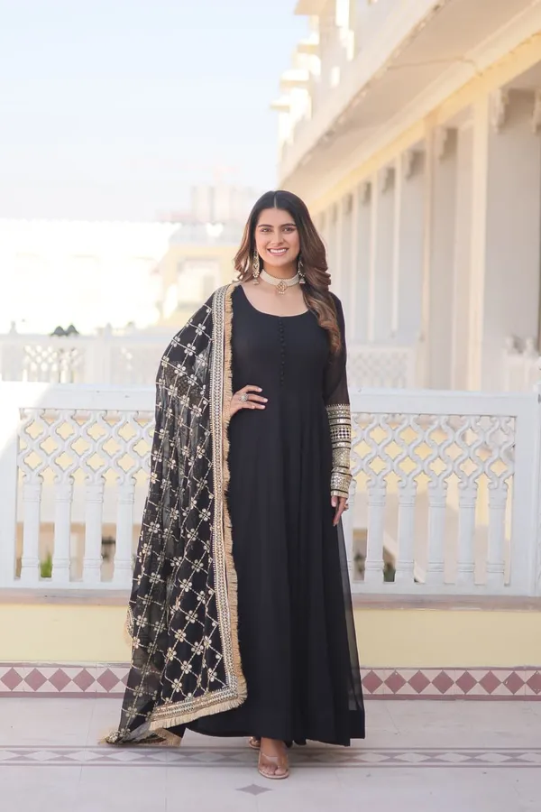 Black_Blooming_Premium_&_Fancy_Design_Anarkali_Suit_With_Dupatta_For_Women