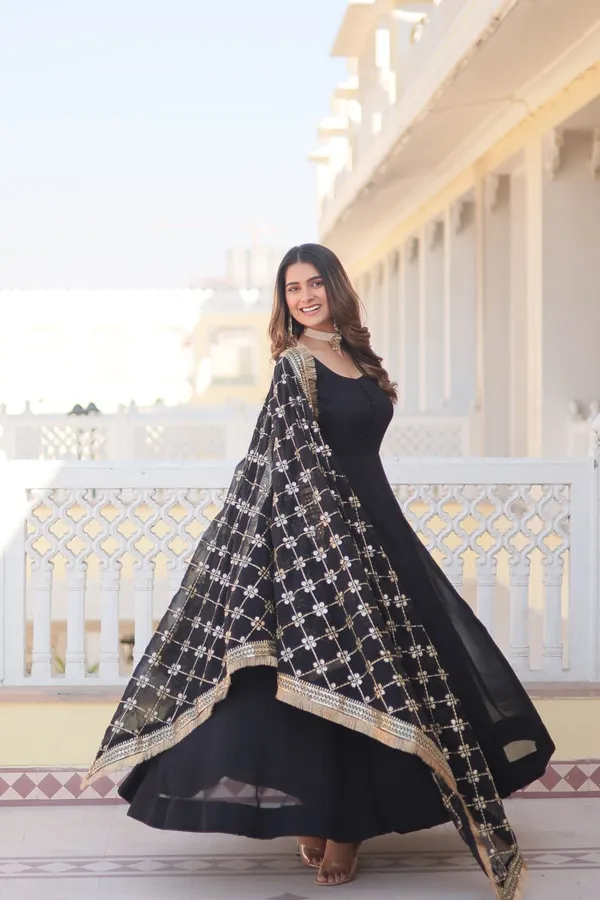 Black_Blooming_Premium_&_Fancy_Design_Anarkali_Suit_With_Dupatta_For_Women