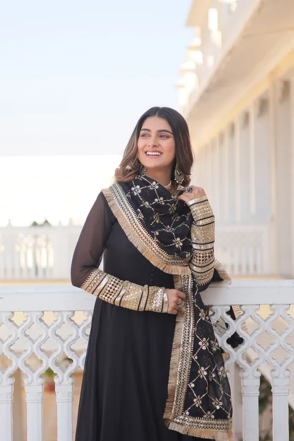 Black_Blooming_Premium_&_Fancy_Design_Anarkali_Suit_With_Dupatta_For_Women