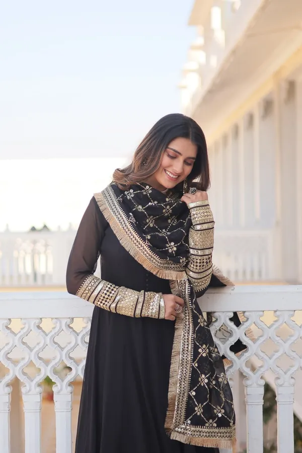 Black_Blooming_Premium_&_Fancy_Design_Anarkali_Suit_With_Dupatta_For_Women