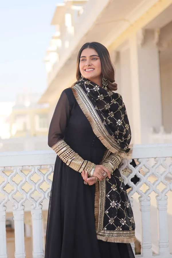 Black_Blooming_Premium_&_Fancy_Design_Anarkali_Suit_With_Dupatta_For_Women