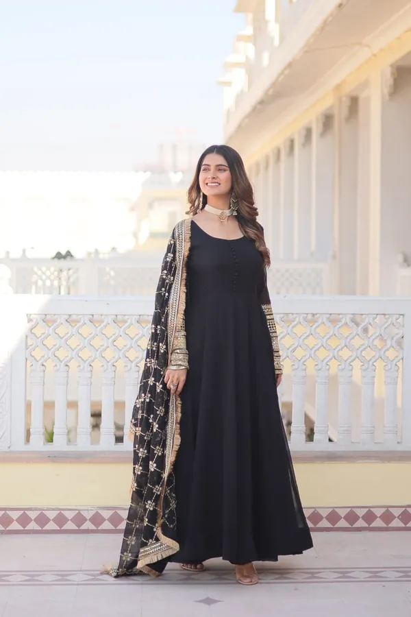 Black_Blooming_Premium_&_Fancy_Design_Anarkali_Suit_With_Dupatta_For_Women