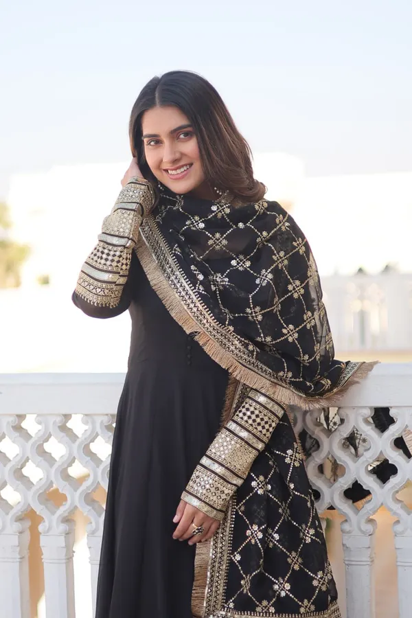 Black_Blooming_Premium_&_Fancy_Design_Anarkali_Suit_With_Dupatta_For_Women