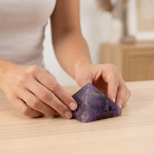 Natural_Amethyst_Pyramid_For_Reiki_Healing_And_Crystal_Healing_Stone_Pyramid