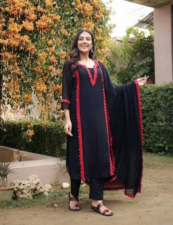 Midnight_Elegance_Black_Lace_Kurta_Set.