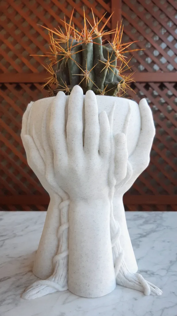 Four_Hands_Vase