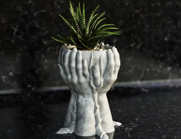Four_Hands_Vase
