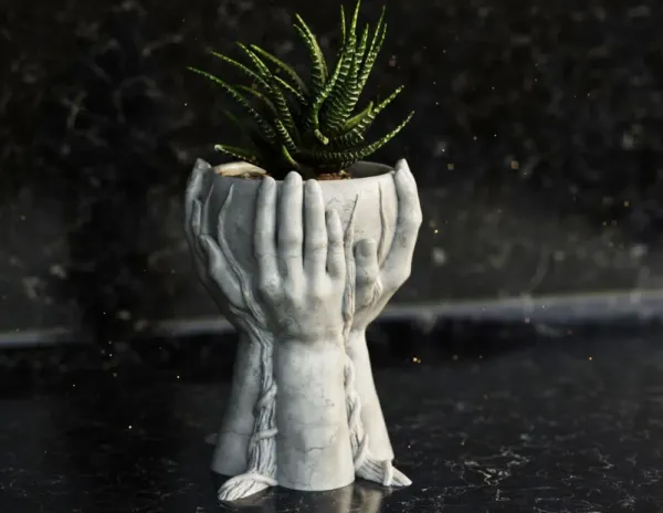 Four_Hands_Vase