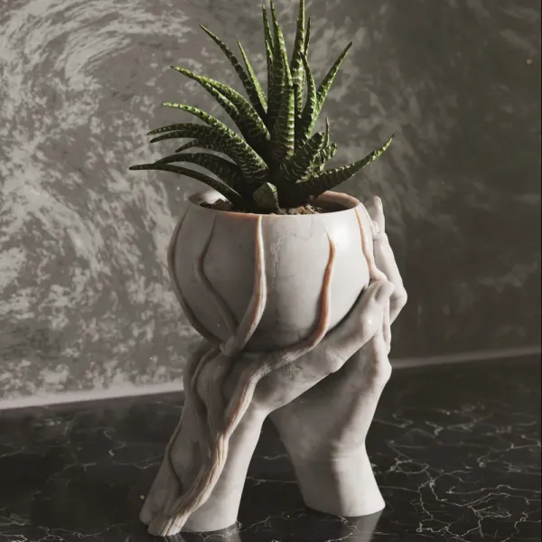 Love_Hands_Vase