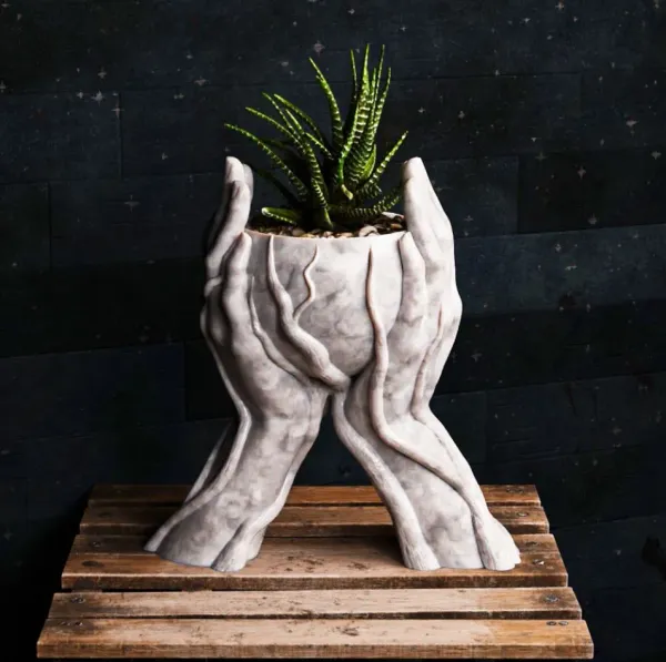 Hands_Vase