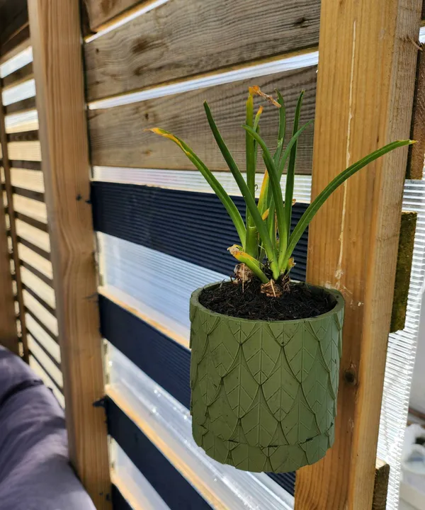 Leaf_Textured_Wall_Planter