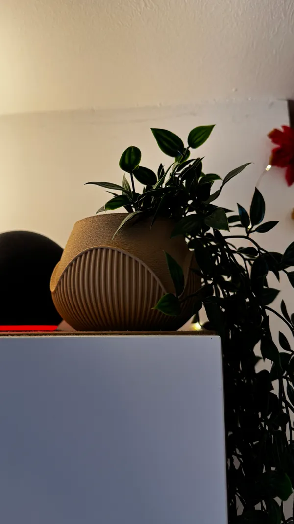 Wavy_Ribbed_Planter