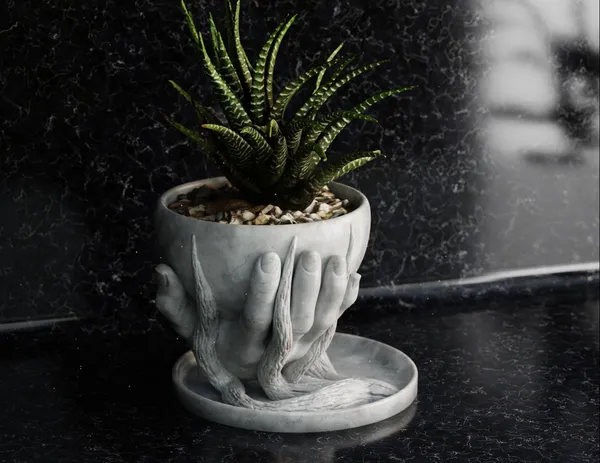 Simple_Roots_Hand_Vase