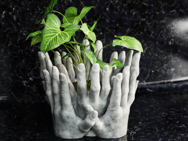 Multi_Hands_Vase
