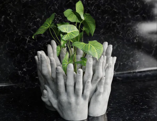 Multi_Hands_Vase