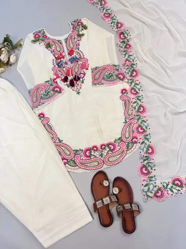 ELEGANT_CREAM_COLOUR_PURE_HEAVY_GEORGETTE_WITH_EMBROIDERY_THREAD_WORK_FOR_WOMEN