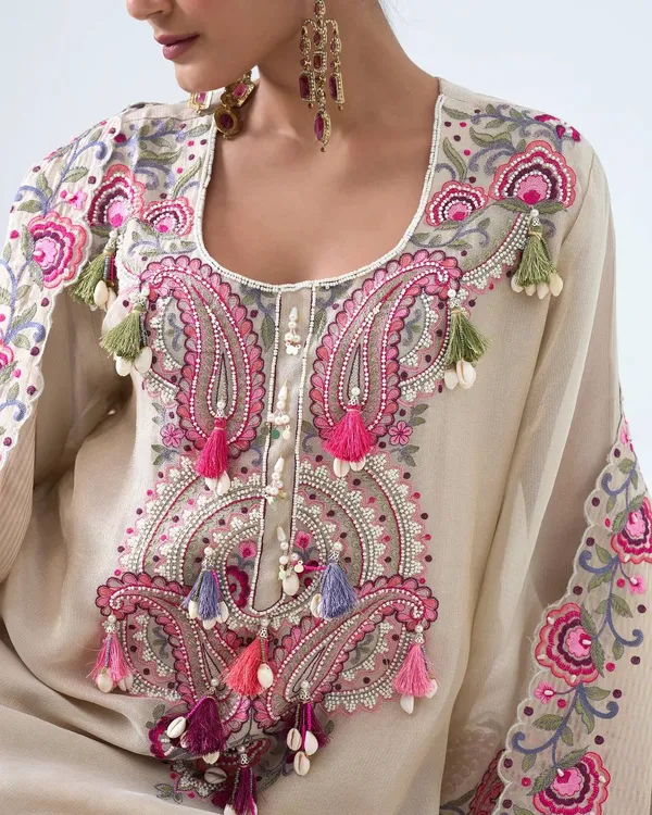 ELEGANT_CREAM_COLOUR_PURE_HEAVY_GEORGETTE_WITH_EMBROIDERY_THREAD_WORK_FOR_WOMEN