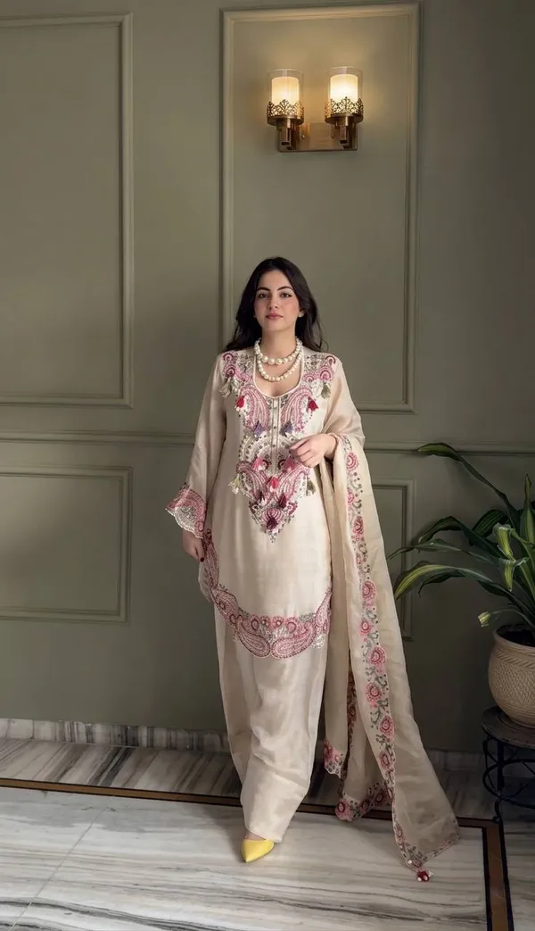 ELEGANT_CREAM_COLOUR_PURE_HEAVY_GEORGETTE_WITH_EMBROIDERY_THREAD_WORK_FOR_WOMEN