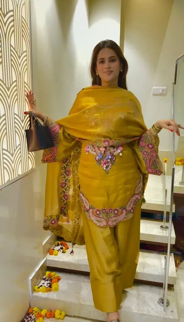 ELEGANT_MUSTARD_COLOUR_PURE_HEAVY_GEOGETTE_WITH_EMBROIDERED_THREAD_WORK_FOR_WOMEN
