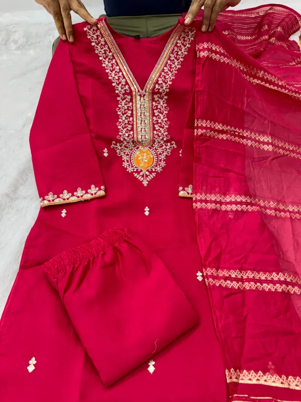 Red_Embroidered_kurti__Set_With_Dupatta_For_Women